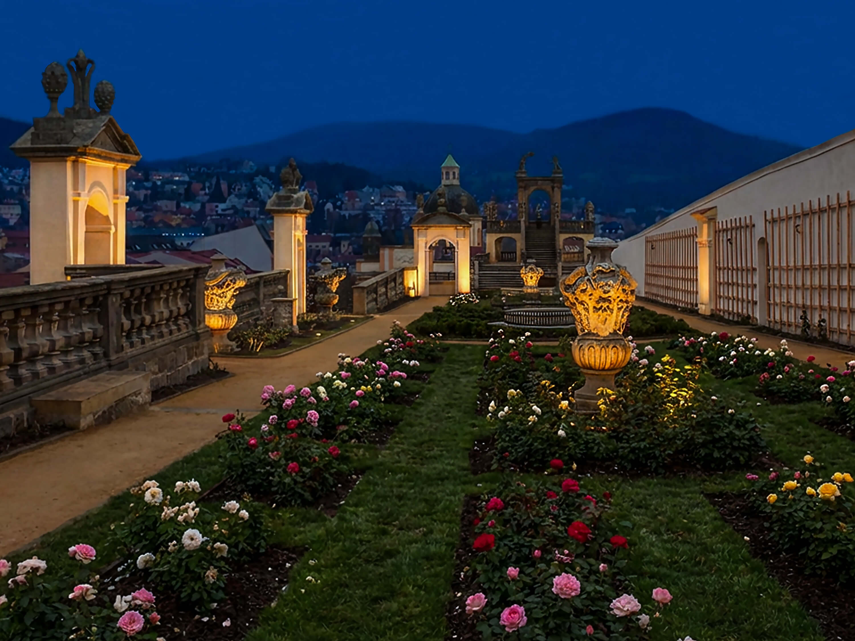 Růžová zahrada ve večerních hodinách